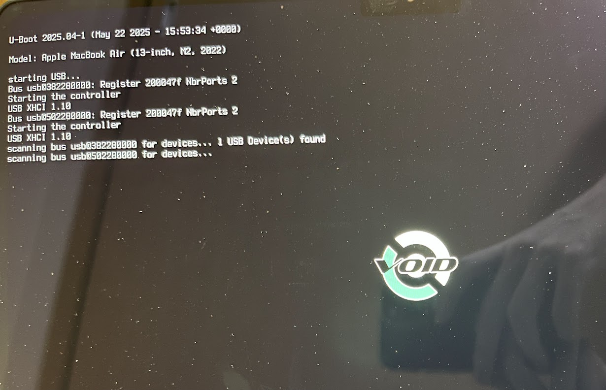 正しくインストールされている場合、起動時の画面の真ん中にVoid Linuxのロゴが表示される。おめでとう🎉
